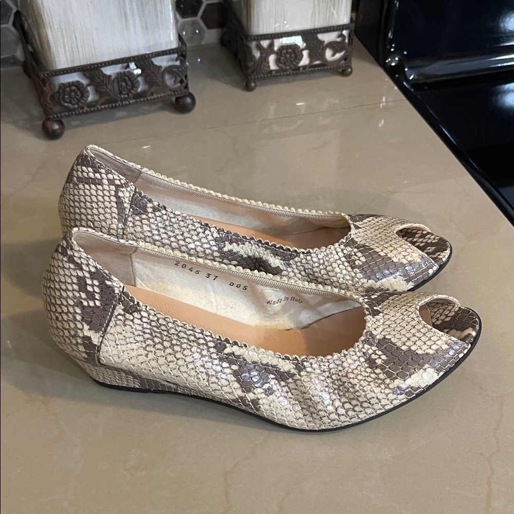 Milly made in Italy Beige Snake-Print Peep-Toe Flats size 37